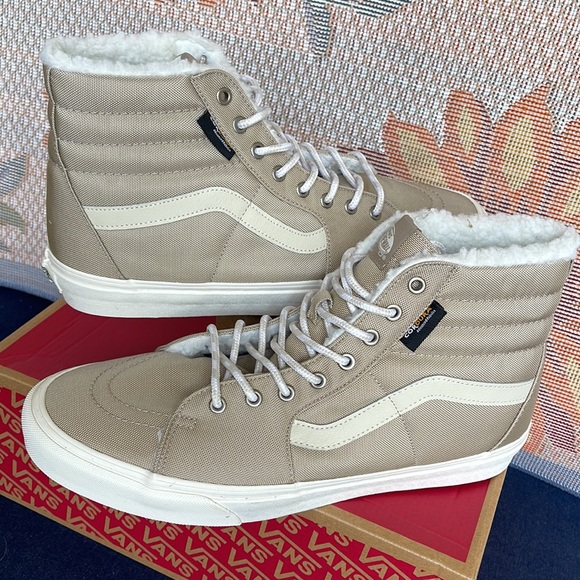 Vans Men’s Sk8-Hi
Cordura Sherpa Walnut
VN0A4BVTINU
Sneakers - Picture 11 of 16